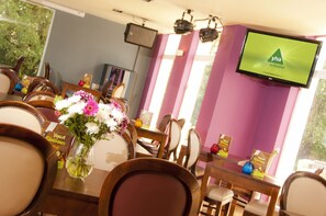 Aperto a colazione, pranzo e cena