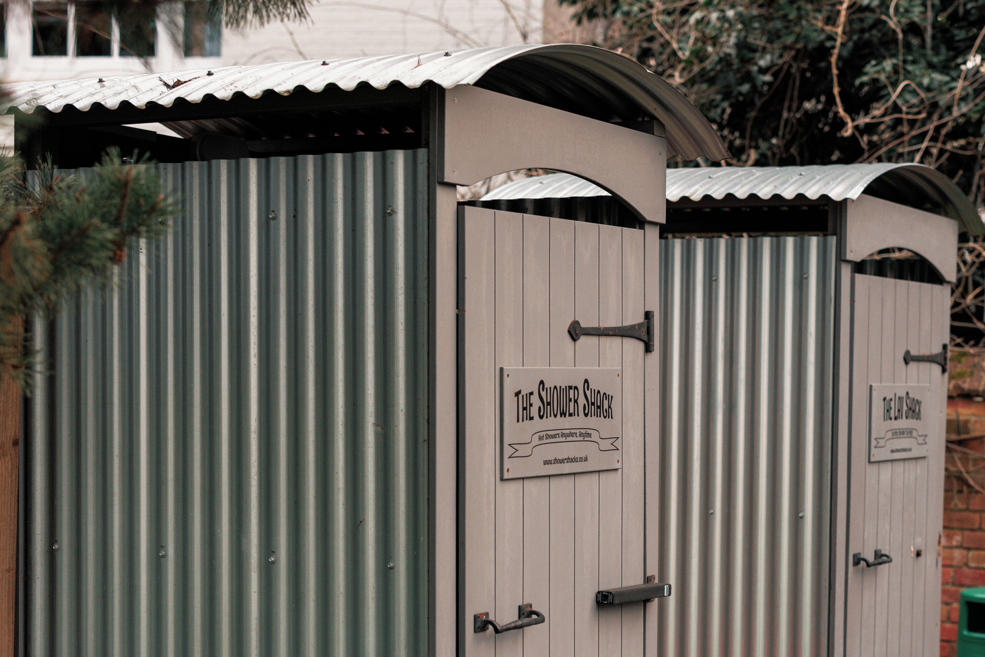 Una estructura metálica con dos puertas, una que dice 'The Shower Shack' y otra que dice 'The Law Office'.