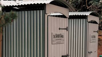 Una estructura metálica con dos puertas, una que dice 'The Shower Shack' y otra que dice 'The Law Office'.