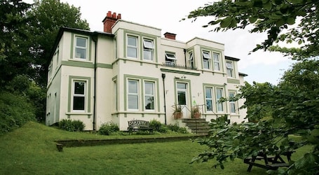 Exterior. YHA Streatley - Hostel