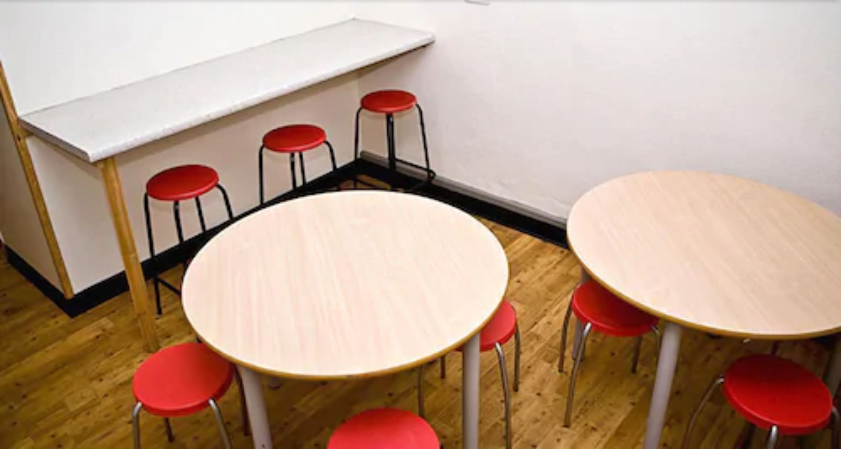 Café da manhã completo todos os dias (GBP 9.95 por pessoa) 