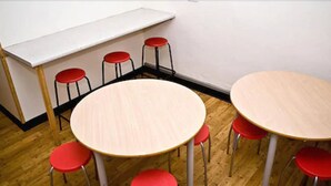 A classroom with four round tables and red stools. - YHA Streatley - Hostel (Reading)