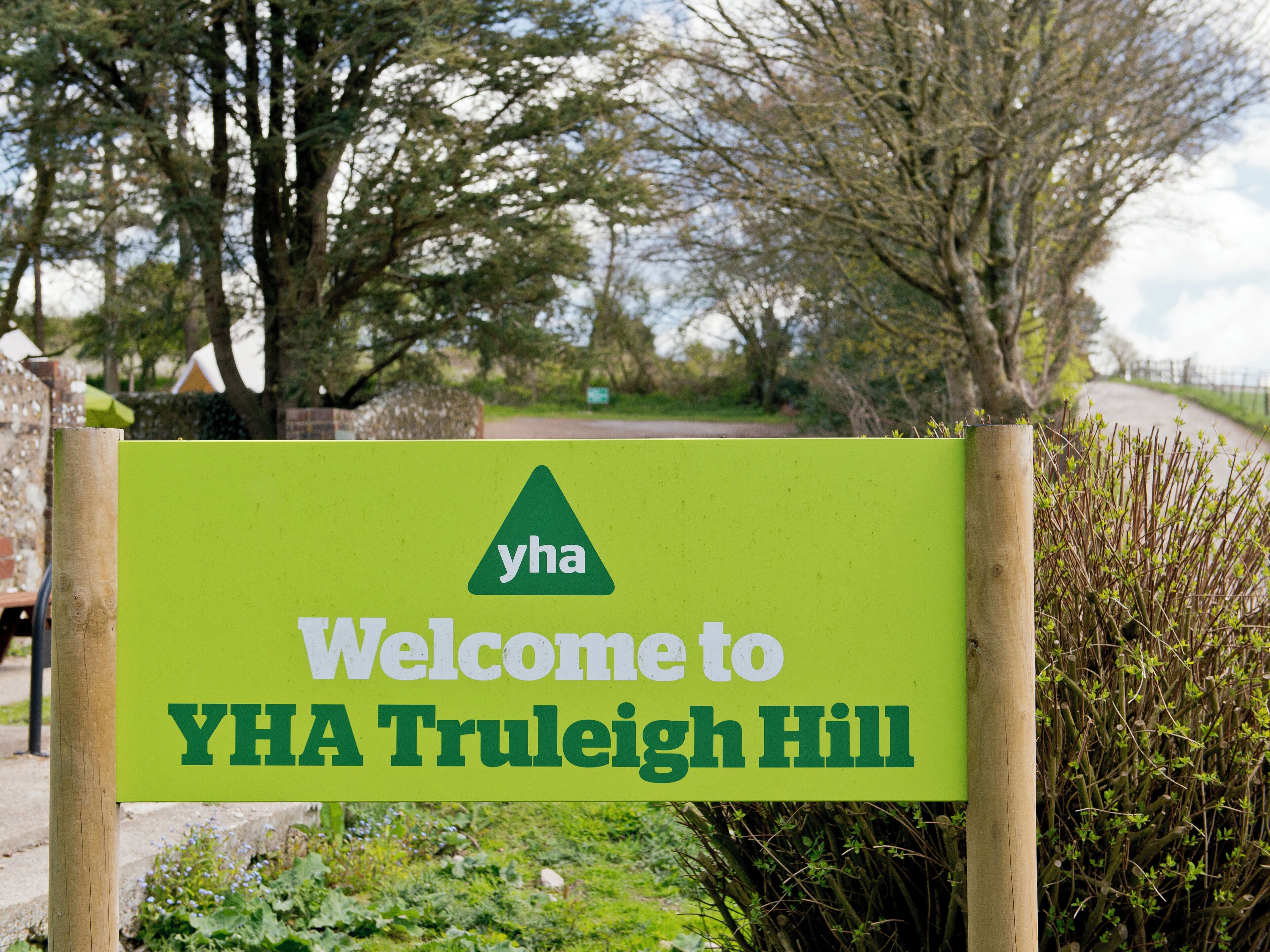 Señal de bienvenida para YHA Truleigh Hill.