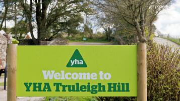 Señal de bienvenida para YHA Truleigh Hill.