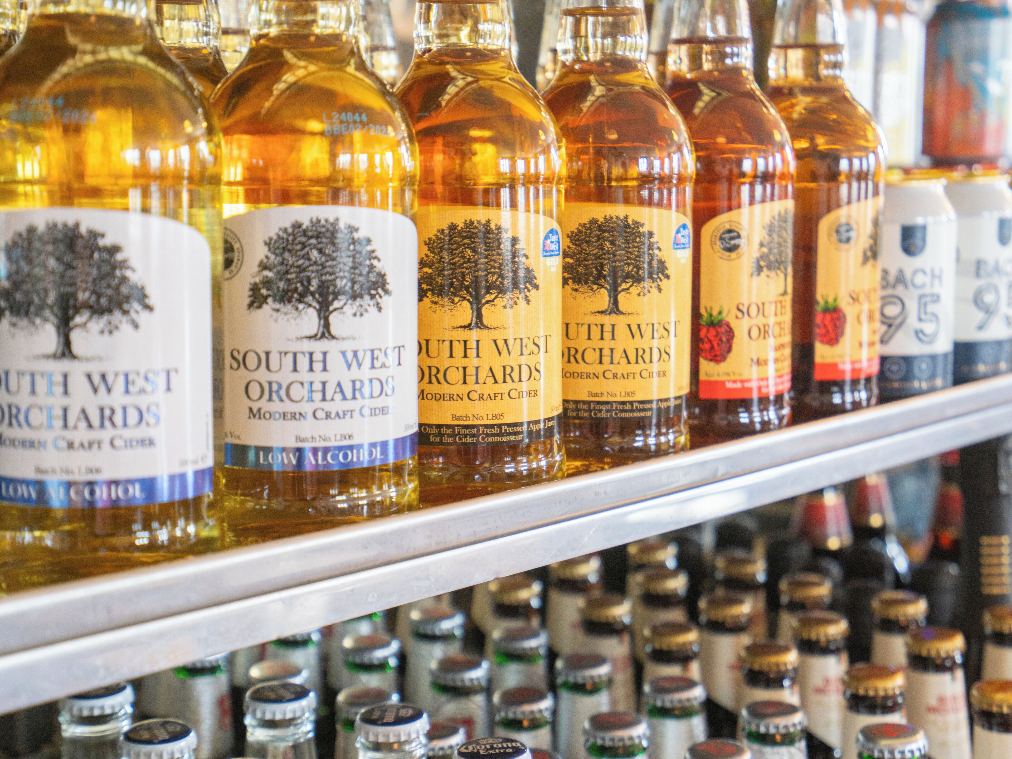 Eine Reihe Flaschen Modern Craft Cider von South West Orchards.