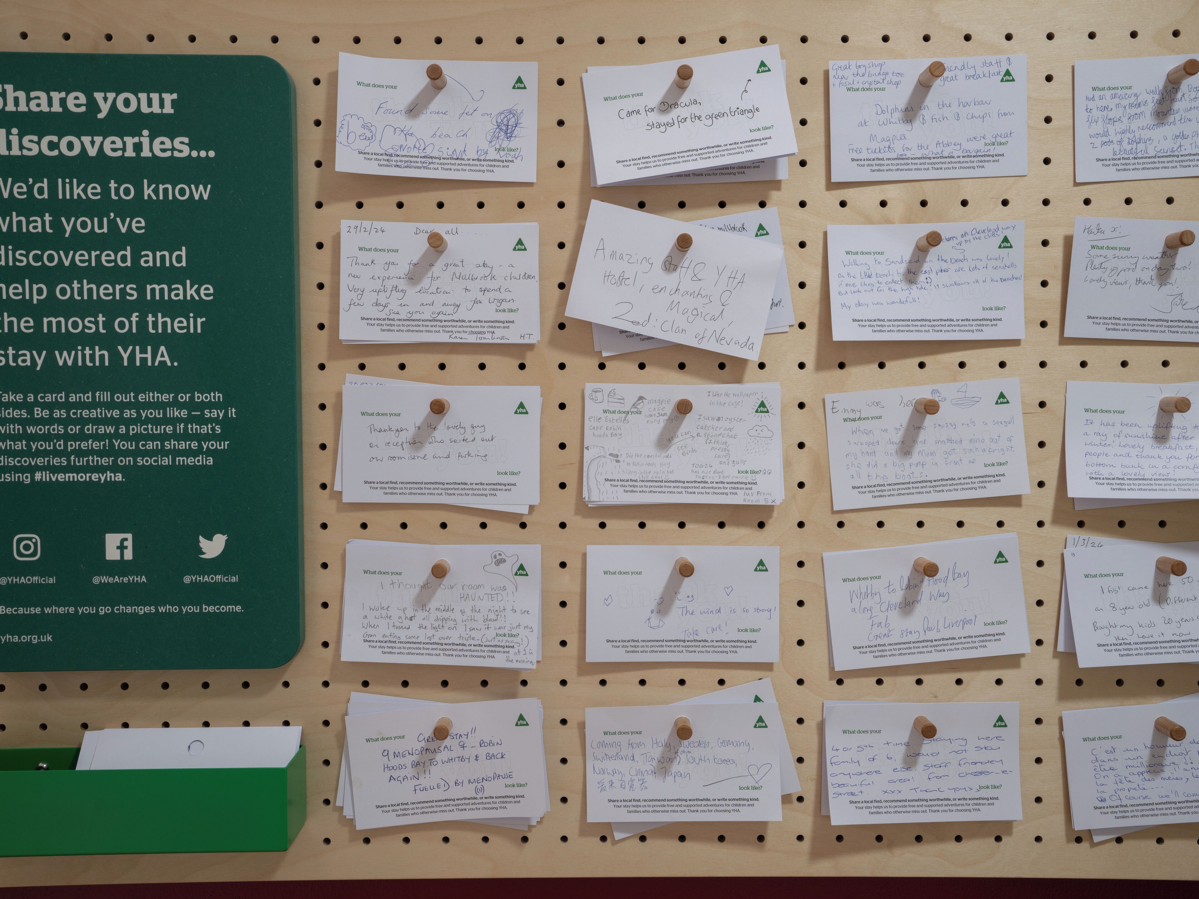 Eine Schwarzwertafel mit handgeschriebenen Notizen von Gästen, die ihre Erfahrungen und Empfehlungen für das Hotel teilen.