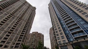 Dos edificios de gran altura con un diseño arquitectónico moderno, que incluyen varios balcones y una combinación de fachadas de vidrio y concreto.