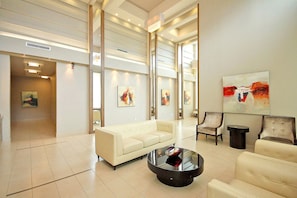 Check-in/check-out kiosk - WhiteHall Suites - Mississauga (Mississauga)