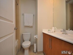 Combined shower/bathtub, free toiletries, towels - WhiteHall Suites - Mississauga (Mississauga)