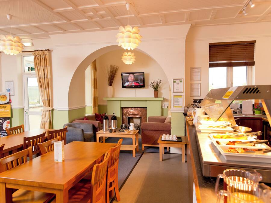 Se ofrece un desayuno bufé (10.95 GBP por persona)