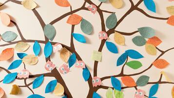 Un árbol con hojas de papel de colores y mensajes escritos.