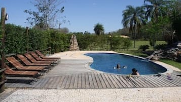 حمّام سباحة خارجي، مقاعد للتشمس