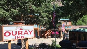 A sign for Ouryan Inn with a 'VACANCY' sign above it.