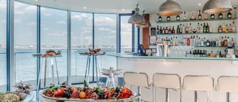 Se sirven desayunos, almuerzos, cenas y cocina local e internacional