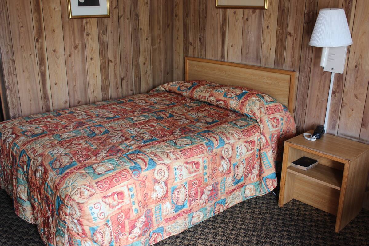 Standardzimmer, 1 Queen-Bett, Kühlschrank und Mikrowelle