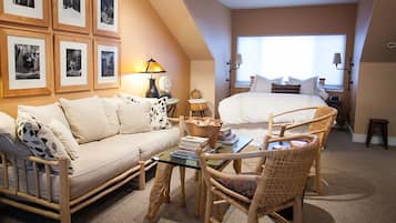 Suite, 2 grands lits | Coin séjour