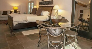 Single King, Jetted Tub | Premium bedding, free WiFi, bed sheets