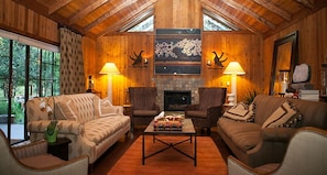 Lobby sitting area - Harmony Ridge Lodge (Nevada City)