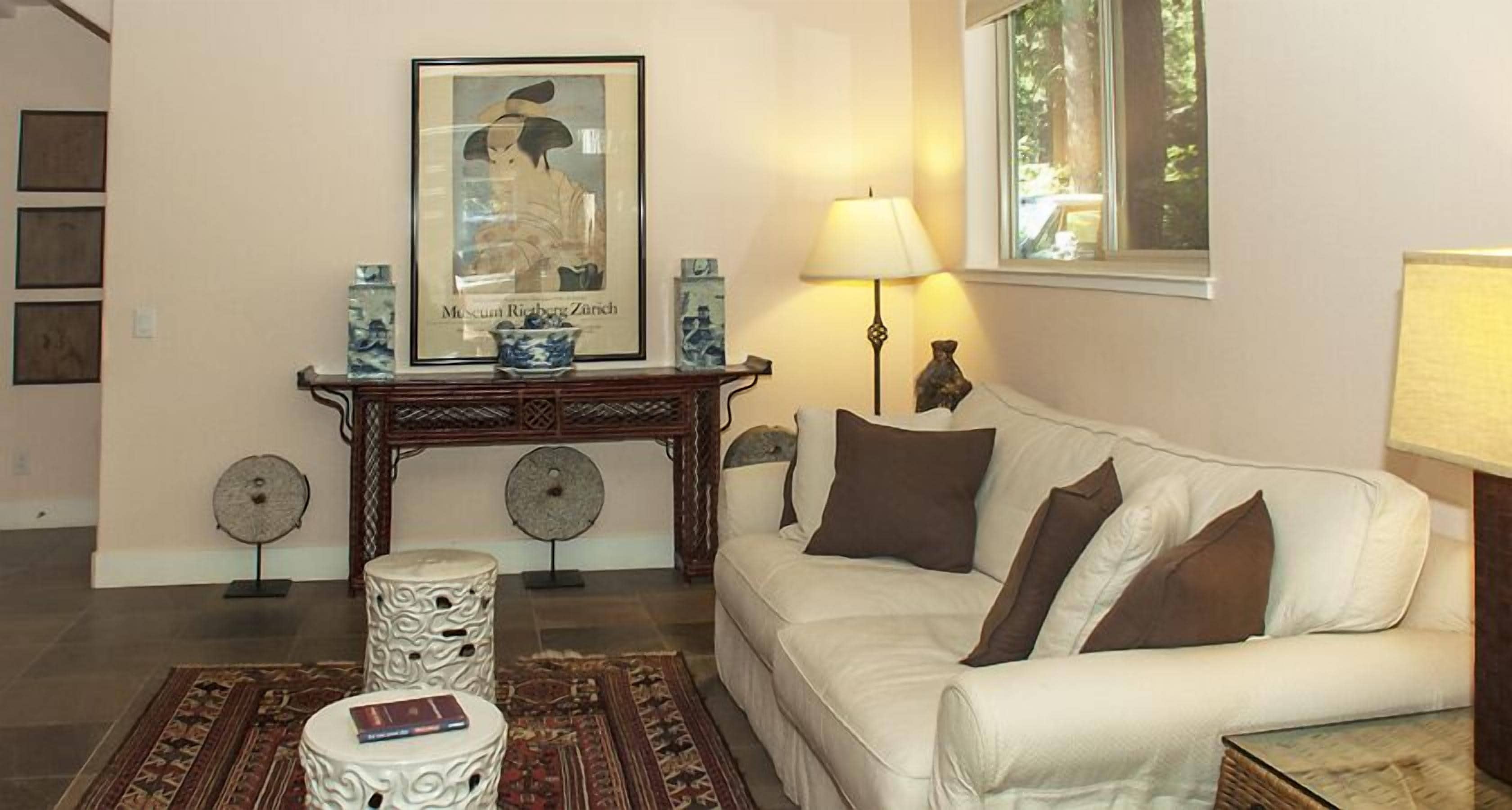 Single King, Jetted Tub | Living area