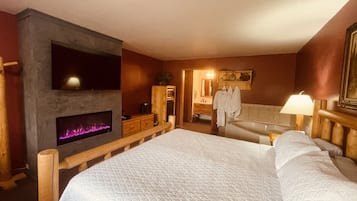 Signature Single Room, 1 King Bed, Jetted Tub | Premium bedding, pillowtop beds, iron/ironing board, free WiFi