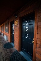 Yhden hengen signature-huone, 1 suuri parisänky, poreamme | Ylelliset vuodevaatteet, pillowtop-patjalliset sängyt