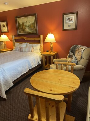 Signature Single Room, 1 King Bed, Jetted Tub