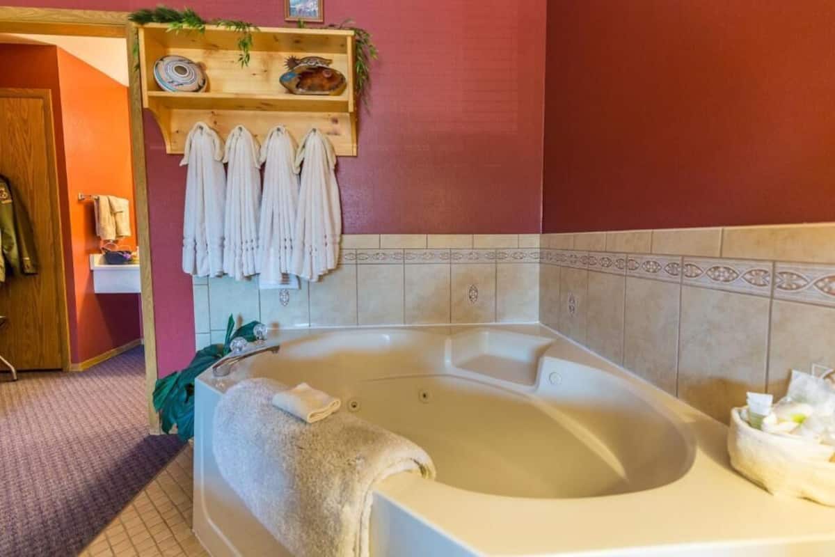 signature single room, 1 king bed, jetted tub | bathroom | combined shower/bathtub, hydromassage showerhead, free toiletries