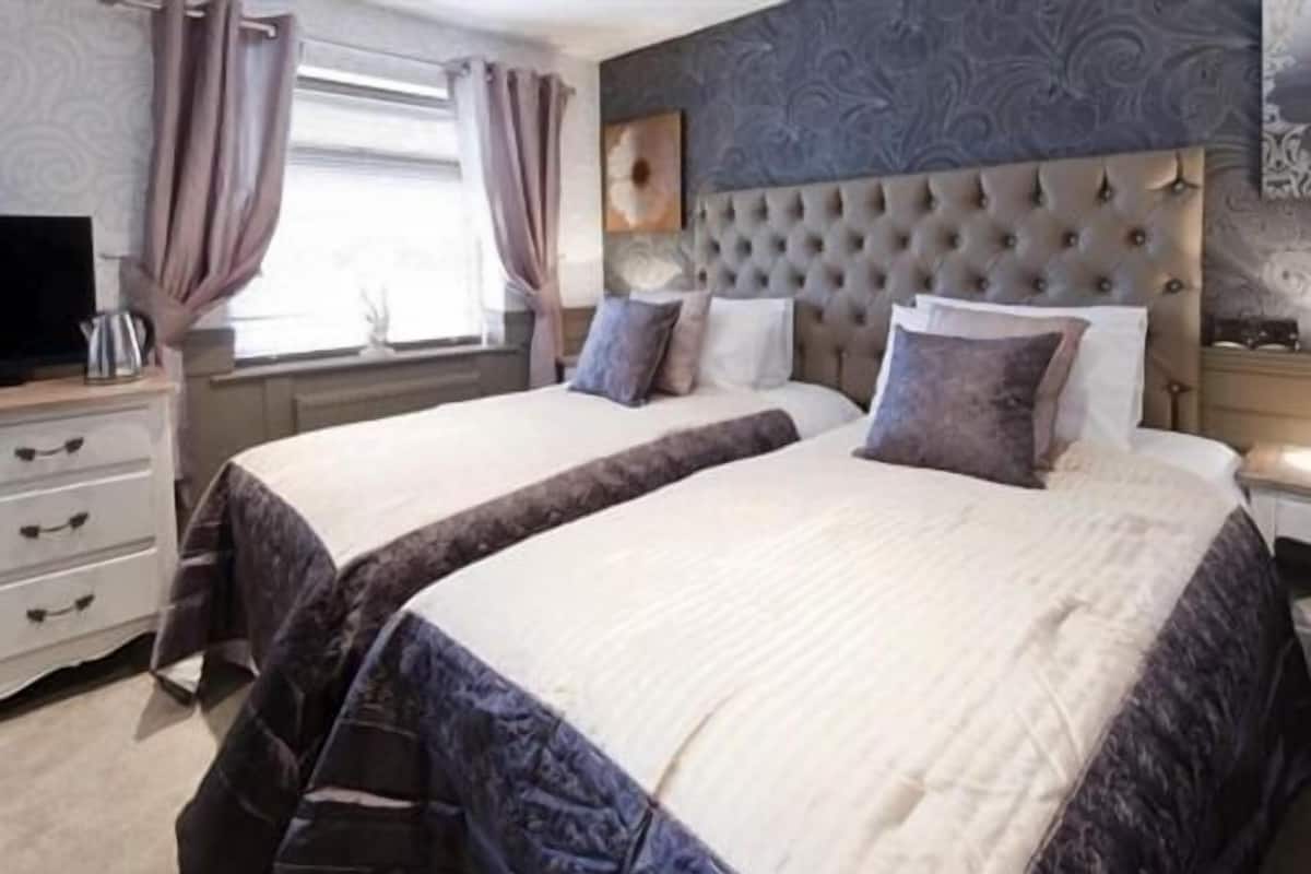 Twin Room, Ensuite (Bath and Shower)
