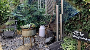 Un jardin avec un panneau indiquant : « Merci de ne pas piétiner les pelouses. »