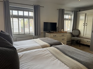 Habitación con 2 camas individuales, baño privado (Bath and Shower)