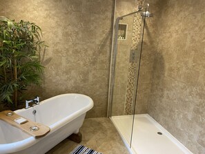 Artículos de higiene personal gratuitos, albornoces y toallas