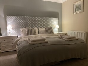 Habitación con 2 camas individuales, baño privado | Sistema de insonorización, tabla de planchar con plancha, wifi