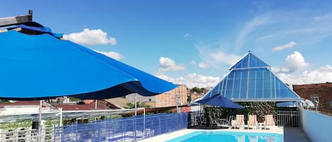 Una piscina al aire libre