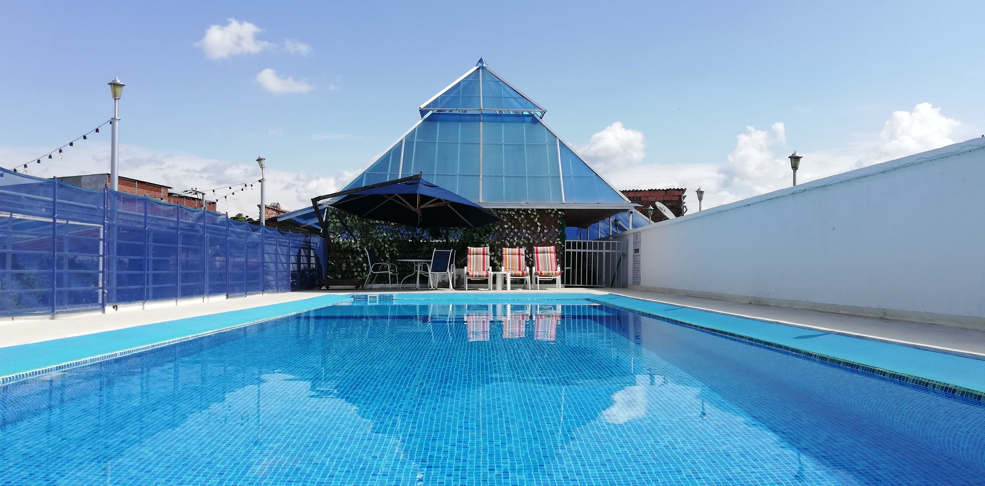 Una piscina al aire libre