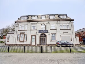 Front of property - OYO Weaste Hotel (Salford)