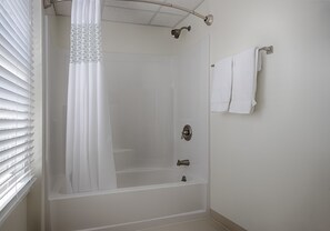 Suite (2 Double Beds & Sofa) | Bilik Mandi | Kelengkapan dandanan diri berjenama, pengering rambut, tuala disediakan 