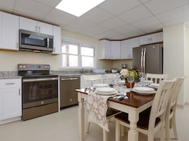 Apartamento familiar, 2 habitaciones | Servicio de habitaciones - Comidas