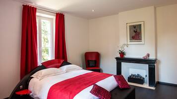 Double Room, Private Bathroom-Flamenco | In-room safe, individually decorated, desk, iron/ironing board