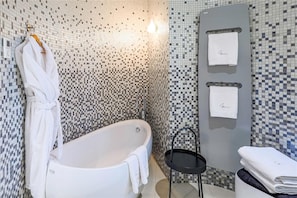 Kostenlose Toilettenartikel, Haartrockner, Bademäntel, Hausschuhe