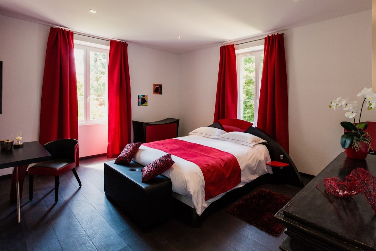 Double Room, Private Bathroom-Flamenco | In-room safe, desk, iron/ironing board, free WiFi
