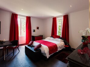 Quarto casal, banheiro privativo (Flamenco) | Cofres nos quartos, individualmente decorados, escrivaninha