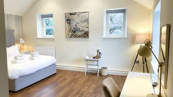 Quarto casal superior, 1 cama King | Individualmente decorados, individualmente mobiliados, escrivaninha