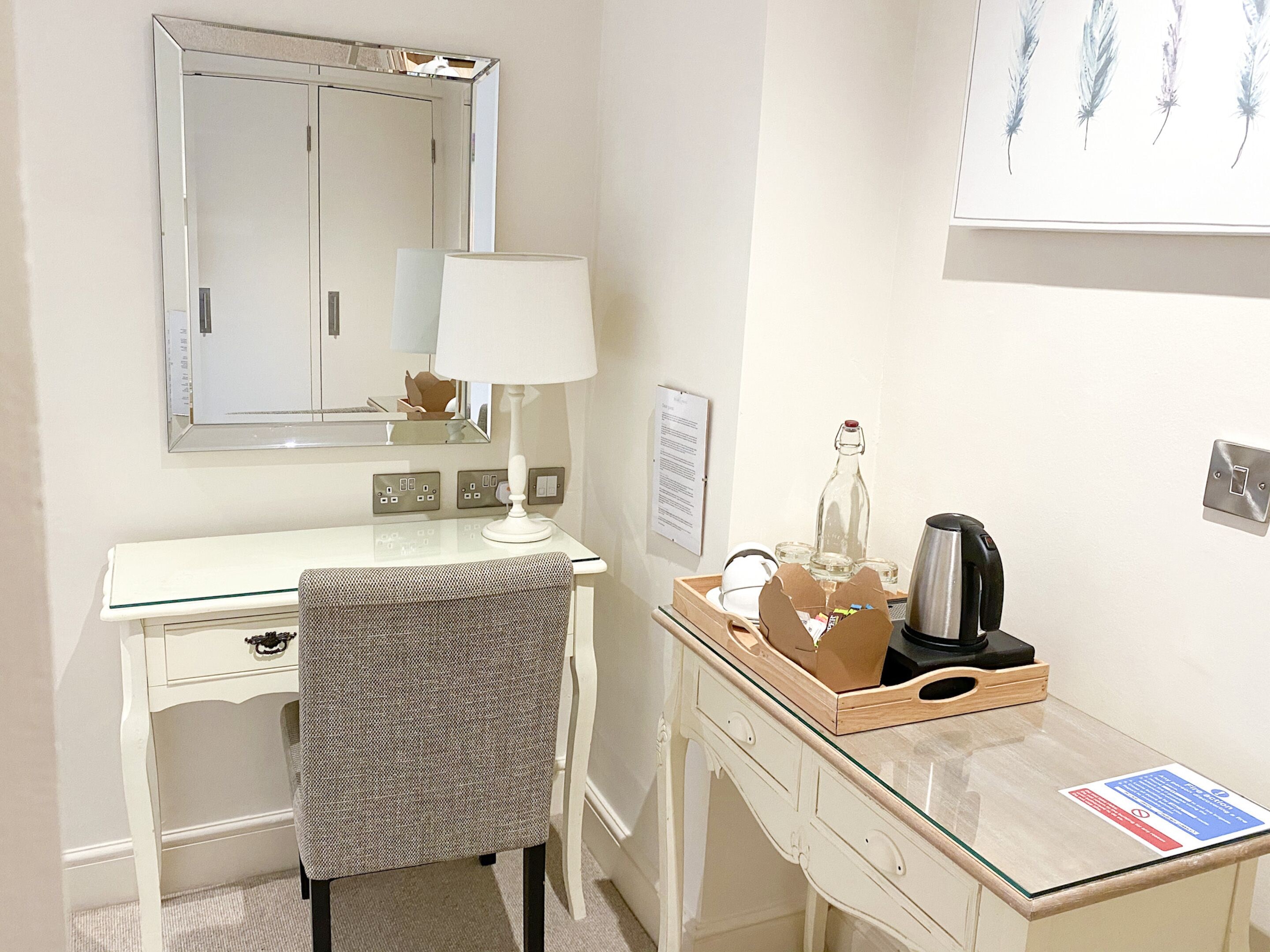 Superior Double Room, 1 King Bed | Living area | 30-inch flat-screen TV with satellite channels, TV