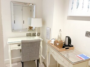 Habitación doble superior, 1 cama King size | Área de sala de estar | Televisión de pantalla plana de 30 pulgadas con canales vía satélite 