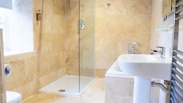 Signature Room | Bathroom | Shower, free toiletries, hair dryer, slippers