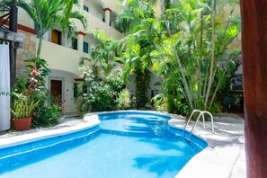 Outdoor pool, pool umbrellas, pool loungers - Magic Paradise by Bric (Playa del Carmen)