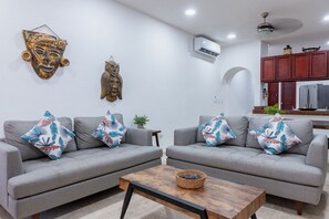 Penthouse de lujo, 3 habitaciones | Área de sala de estar | Televisión de pantalla plana y reproductor de DVD 