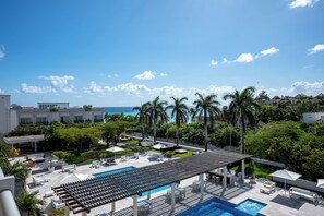 室外游泳池,池畔遮阳伞,日光浴躺椅