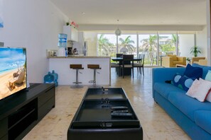 Apartamento Deluxe, 2 habitaciones, vistas a la piscina | บริเวณนั่งเล่น | ทีวีจอแบน