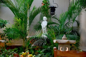 Chambre simple, 1 grand lit | Vue sur le jardin